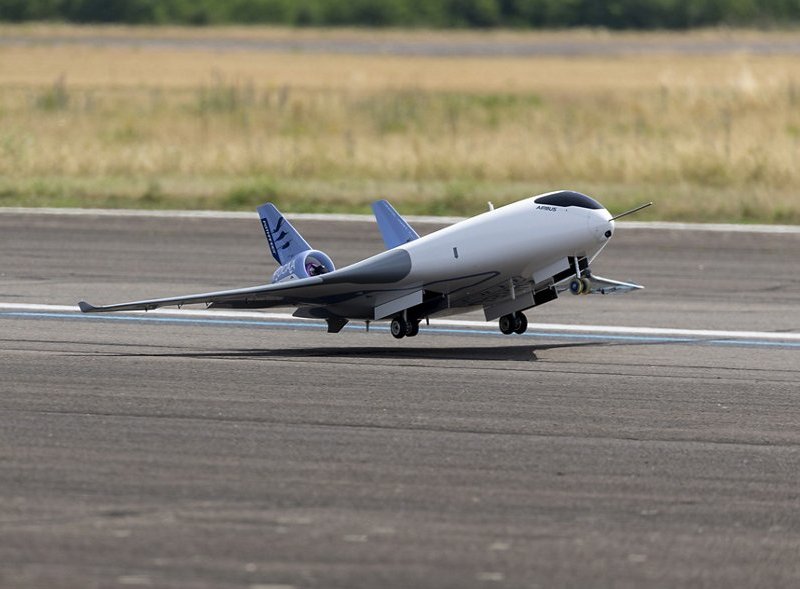 От месеци Airbus тества един доста странно изглеждащ малък самолет снимка