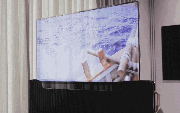 OLED телевизор в кревата та дори прозрачен – атракцията дебютира