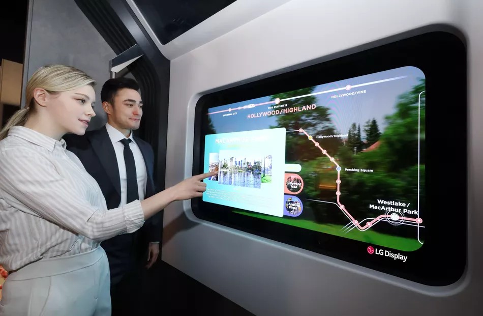 Прозрачният OLED дисплей може да направи по приятно пътуването в метрото снимка