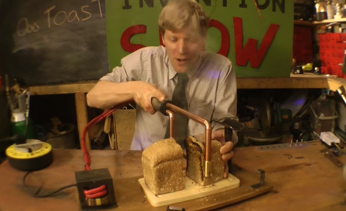 Ножът тостер е подобен на трион за дърво и използва микровълнов