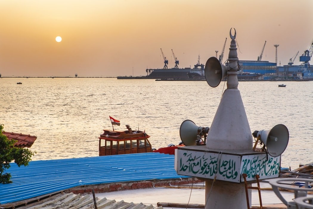По малко от 5 от световната логистика минава през Суецкия канал снимка
