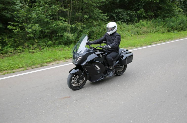 Електрическият мотоциклет Aurus отговаря на изискванията на специалистите от гаража