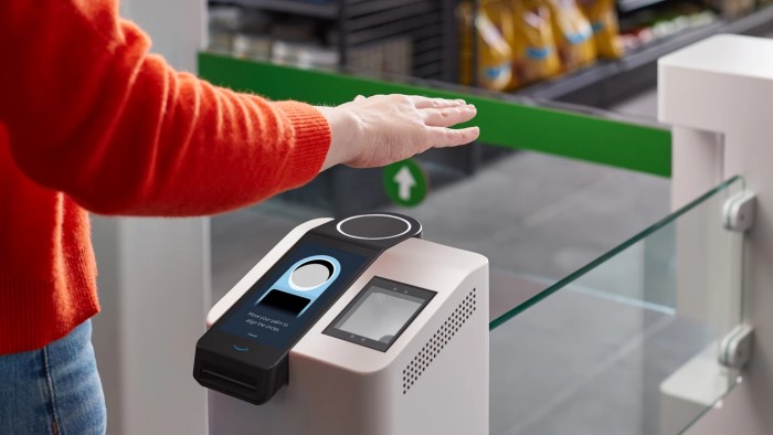 В магазините на Amazon навлиза биометрична технология за плащане с