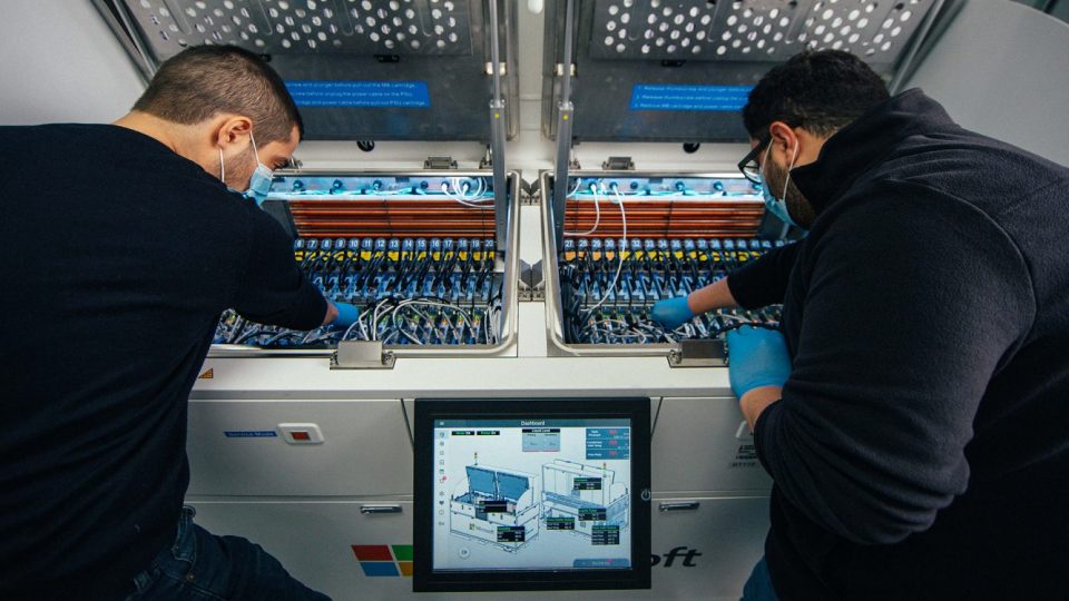 Инженери от Microsoft прилагат иновативна технология за охлаждане на сървъри снимка