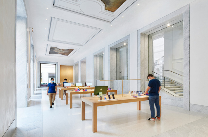 В мраморния Apple Store са представени всички продукти на компанията снимка