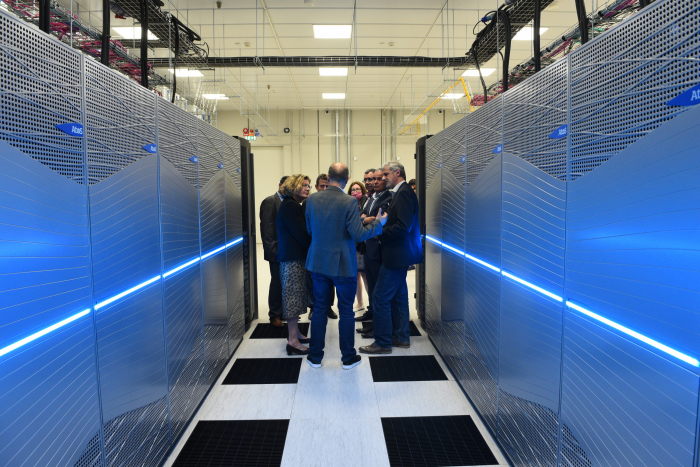 Петаскейл суперкомпютърът Discoverer с тегло 30  тона е поместен в