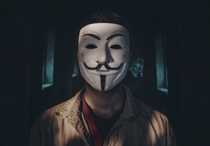 Анонимните се изправят срещу Илон Мъск, заради влиянието му върху
