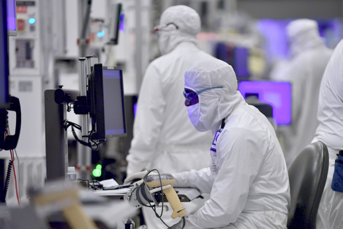 Недостигът на чипове подтикна Intel да инвестира в нови производствени