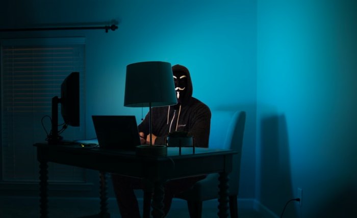 Анонимните и Илон Мъск кръстосаха шпаги в полето на криптовалутите снимка