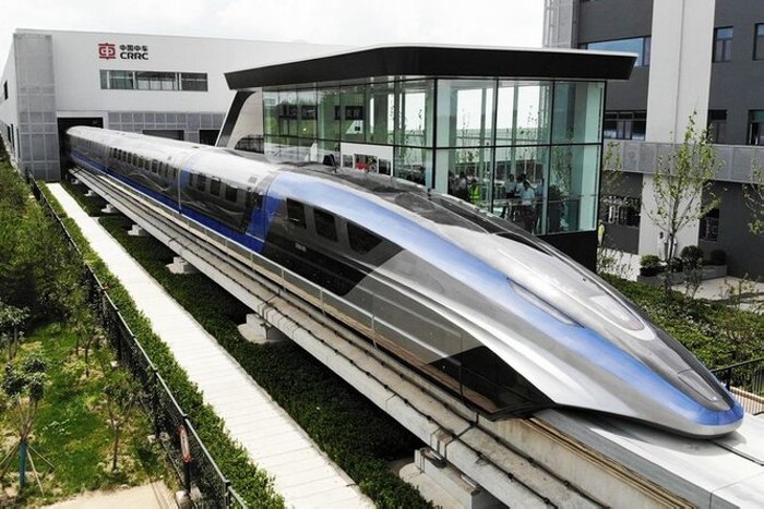 Новият маглев влак на Китай достига скорост 600 километра в