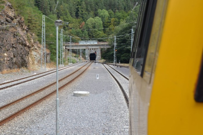Влаковете в жп тунел Козница вече ще се движат с