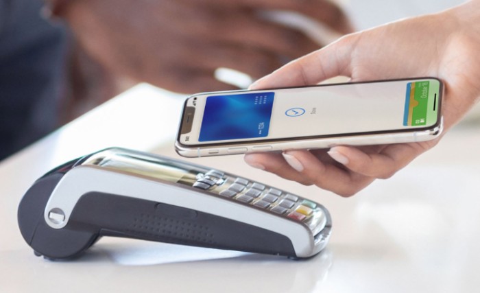 Плащането с Apple Pay става безконтактно, с доближаване на iPhone