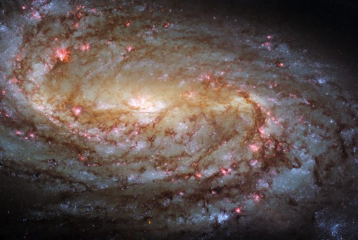 Изображение на спиралната галактика NGC 2903, заснето от космическия телескоп