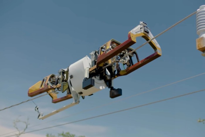 Иновативният робот Bombyx опъва оптичен кабел около жиците на електропровода снимка