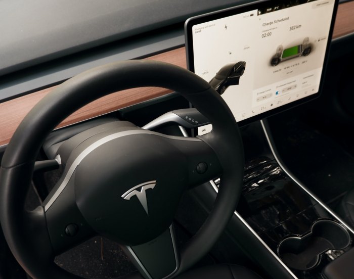 Model 3 на Tesla ще стане масов електромобил отдаван под