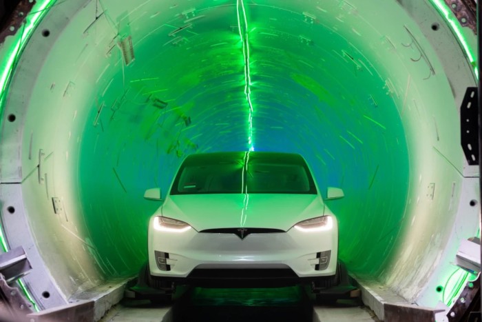 Електромобилите Tesla с шофьор засега се движат в тунелите със