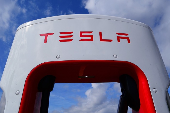 Зарядните станции на Tesla ще станат достъпни и за собствениците