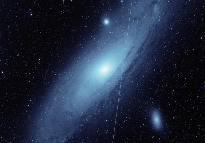 Сателит на Starlink преминава през здрачно изображение на галактиката Андромеда снимка