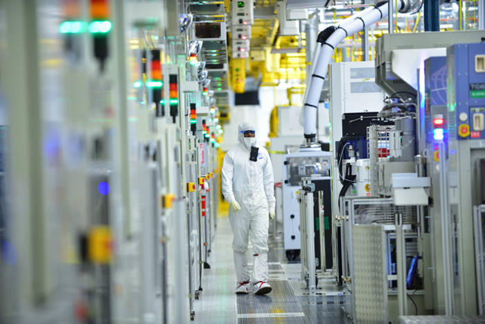 Нов завод за чипове на Intel ще отвори над 20 000