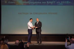 Президентът Румен Радев връчи Наградата за специален принос на проф