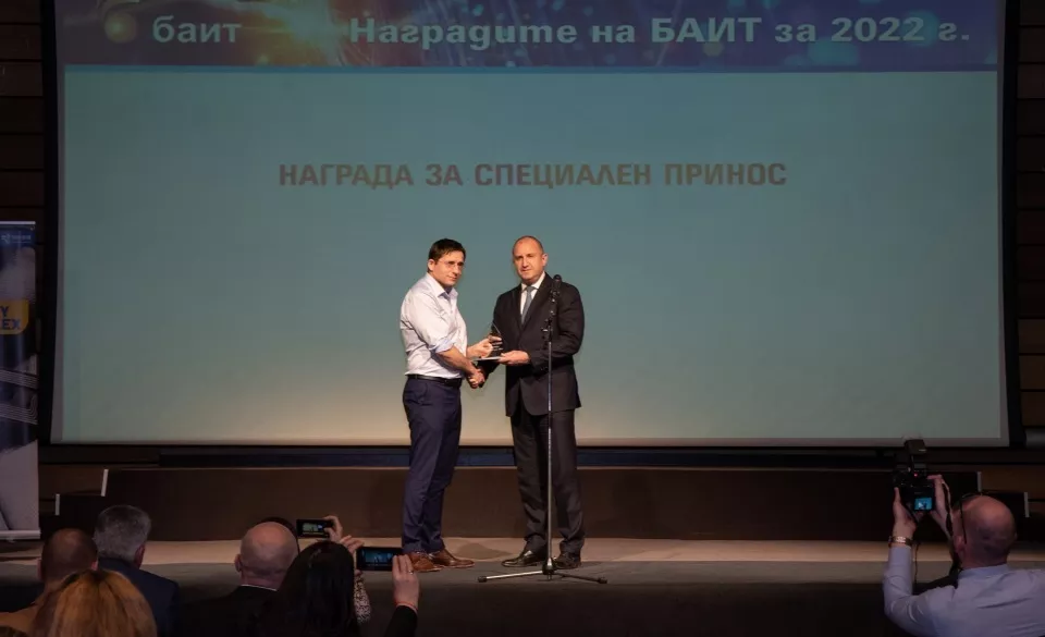 Президентът Румен Радев връчи Наградата за специален принос на проф.