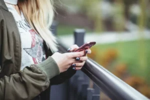 Потребителите на iPhone ще могат да слушат съобщения от iMessage