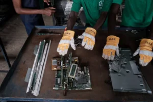 Пилотният проект в Нигерия устойчиво намалява отпадъците от ненужни монитори снимка