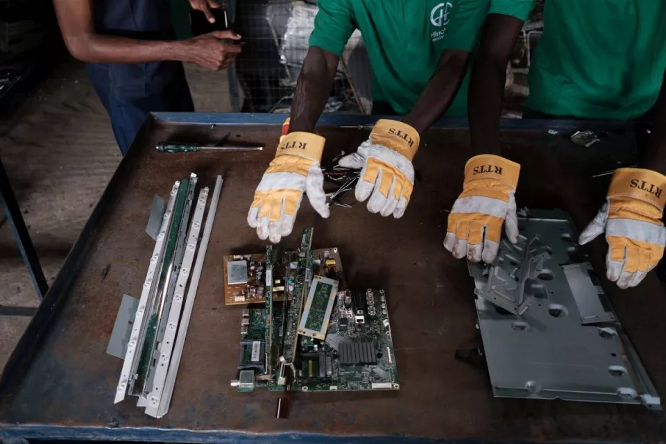 Пилотният проект в Нигерия устойчиво намалява отпадъците от ненужни монитори(снимка: