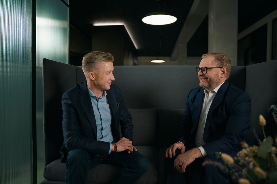 Томас Йенсен вляво главен изпълнителен директор на Майлстоун Системс и