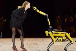 Световноизвестни модели сътвориха модно шоу с роботите Spot снимка Coperni