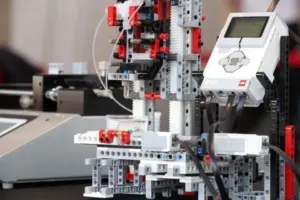 Този 3D биопринтер е сглобен от блокчета LEGO на стойност