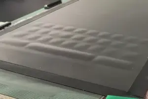 Специален слой под OLED панела създава релефни бутони които се