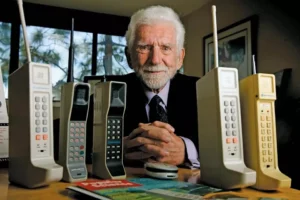 Мартин Купър и първите мобилни телефони създадени от Motorola снимка britannica com Днес