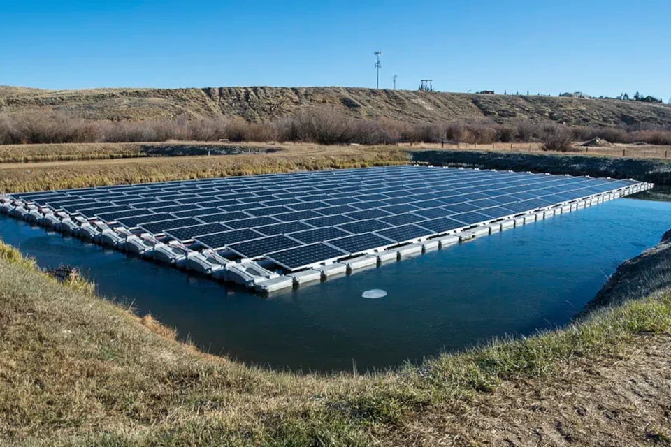 Заради охлаждащия ефект на водата, плаващите соларни панели работят по-ефективно