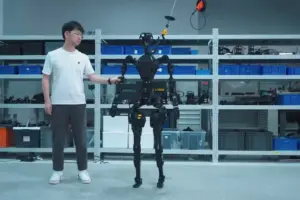 Роботът GR 1 е способен да вдигне до 50 кг тоест