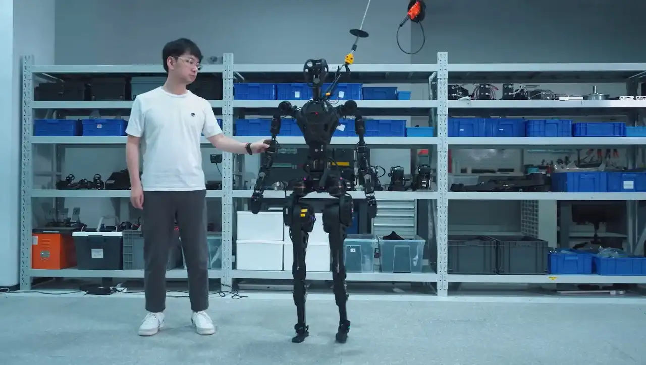 Роботът GR-1 е способен да вдигне до 50 кг, тоест