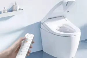 Тази смарт тоалетна седалка е натъпкана с технологии управлява се