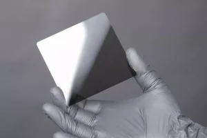 Парче стъкло с керамично покритие способно да побере гигантски обеми