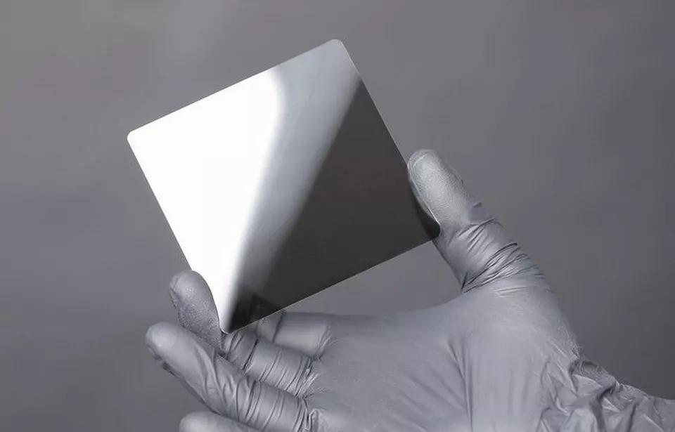 Парче стъкло с керамично покритие, способно да побере гигантски обеми