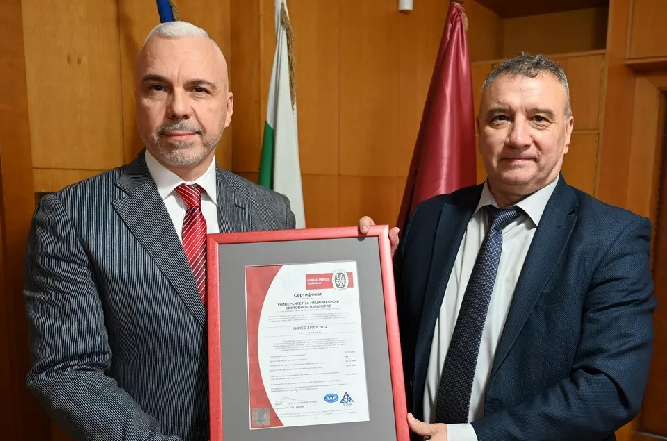 Ректорът на УНСС проф. д-р Димитър Димитров (вдясно) получи сертификат 