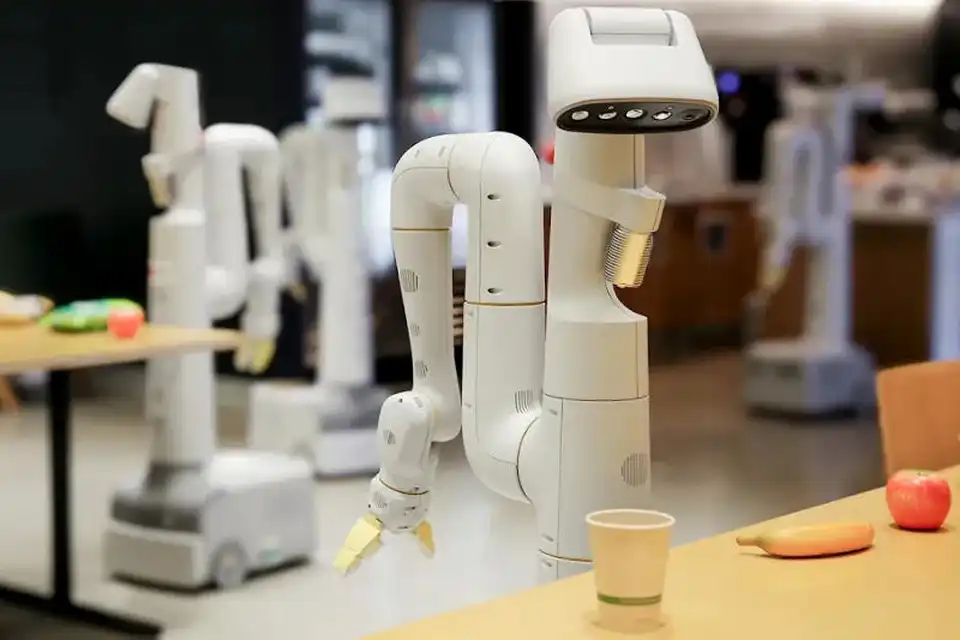 Роботите на DeepMind вече разполагат със система, която ги прави