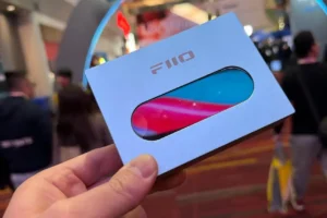Дизайнът на Fiio CP13 отдава почит на емблематичния плейър Sony
