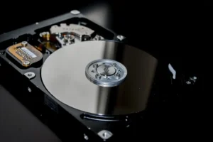 Продажбите на твърди дискове намаляха през 2023 г но AI