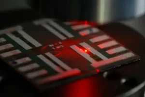 Прототип на ултра ярък перовскитен светодиод върху сапфирена подложка снимка Imec Учени от