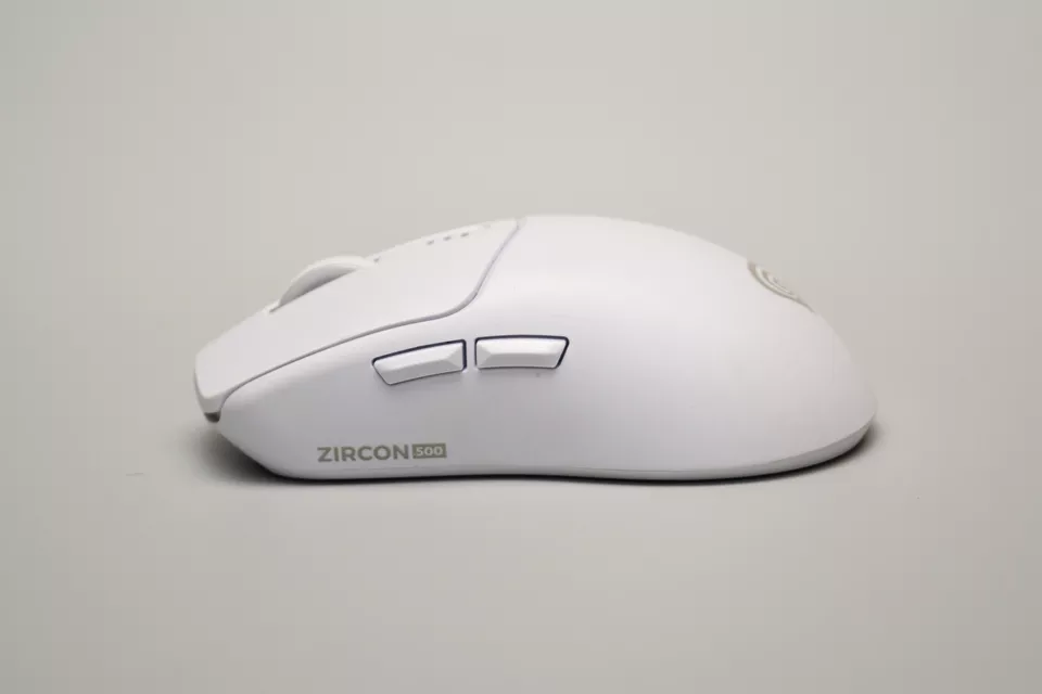 Zircon 500 изглежда семпло и стилно, което я прави идеален