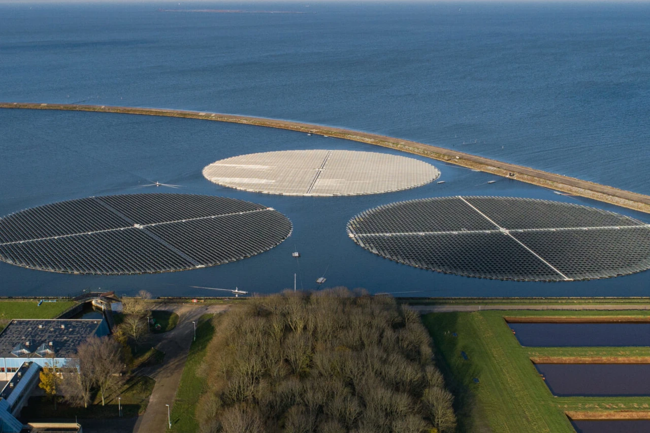Глобалният потенциал за инсталиране на соларни паркове върху вода се