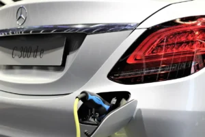 BMW и Mercedes Benz ще изградят мрежа от зарядни станции в