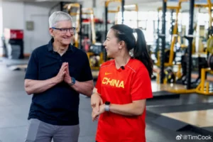 С посещението си в Китай шефът на Apple демонстрира колко