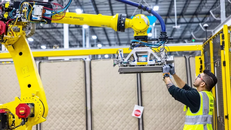 Снимка: Amazon: мит е, че роботите отнемат работни места от хората
