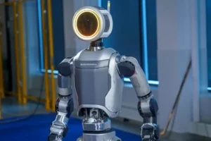 Новият хуманоиден робот Atlas е електрически и използва изкуствен интелект снимка